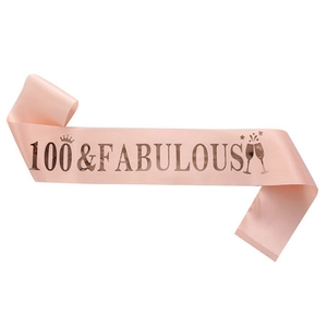 Détail de l'écharpe d'anniversaire en satin rose 100 & FABULOUS avec couronne et verres
