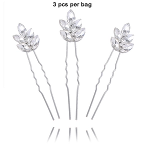 Détail de trois épingles à cheveux en cristal argenté en forme de feuille de mariée