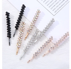 Gros plan détaillé des épingles à cheveux en strass cristal de couleurs variées