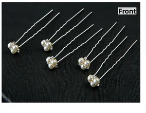 Détail de cinq épingles à cheveux de mariée avec perles blanches et cristaux sur métal