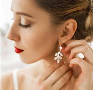 Orecchini pendenti a foglia con perle in finitura dorata per un elegante look da sposa