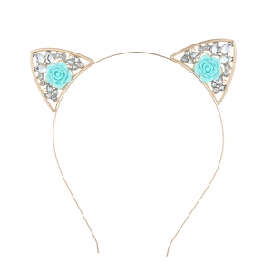 Détail d'un serre-tête oreilles de chat doré avec des roses bleu clair et des strass