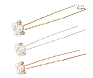 Vue latérale de trois épingles à cheveux en U dorées, argentées et roses avec perles