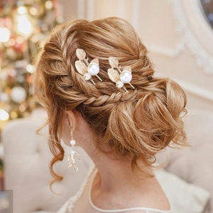 Set di forcine e orecchini con foglie dorate e perle bianche per acconciature da sposa