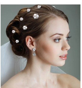 Vue détaillée des épingles à cheveux en perles et strass avec boucles d'oreilles mariée