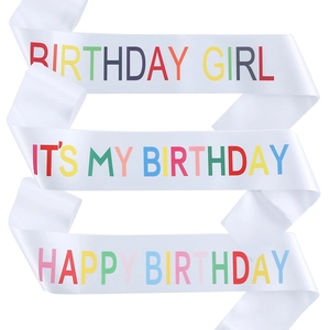 Gros plan détaillé d'écharpes d'anniversaire en satin blanc avec lettrage festif et texture soyeuse