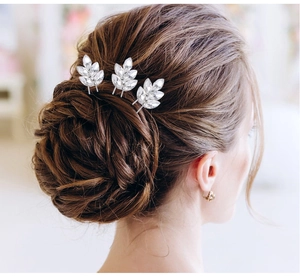 Vue détaillée des épingles à cheveux de mariée en forme de feuille avec cristaux