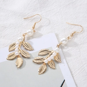 Eleganti orecchini a foglia d'oro con perle in stile minimalista dea greca