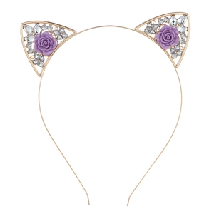 Gros plan sur un serre-tête oreilles de chat avec fleurs en résine violette et cristaux