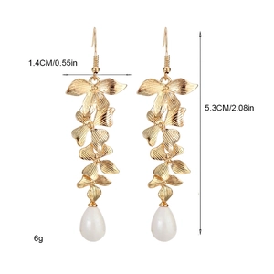 Dettagli dimensionali degli orecchini a orchidea dorata con pendente in perla