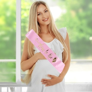 Rosa Satin Mom to Be Schärpe mit Goldfoliendruck und Fußabdrücken für Babyparty-Feiern