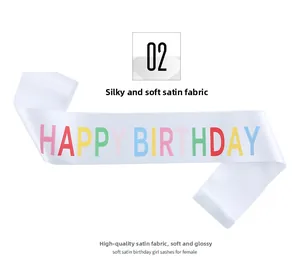 Gros plan sur l'écharpe d'anniversaire en satin blanc avec texte Happy Birthday coloré