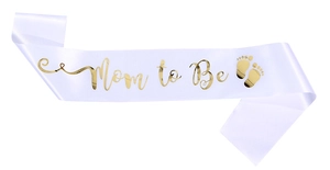 Detail der weißen Satin-Schärpe Mom to Be mit Goldfoliendruck und Baby-Fußabdruck