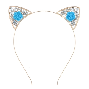 Détail du serre-tête oreilles de chat dorées avec rose bleue et cristaux brillants