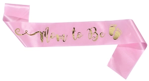 Nahaufnahme der rosa Satinschärpe Mom to Be mit Goldfolienschrift und Fußabdrücken