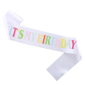 Écharpe d'anniversaire en satin blanc avec texte arc-en-ciel pour fêtes de filles