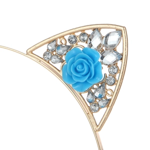 Détail de serre-tête oreilles de chat dorées avec cristaux et fleur de rose bleue