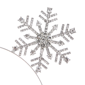 Gros plan détaillé d'un serre-tête flocon de neige argenté avec strass scintillants