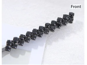 Vue macro d'une barrette avec double rangée de strass noirs sur base en métal sombre