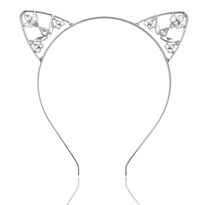Détail d'un serre-tête oreilles de chat argenté orné de strass en cristal étincelants