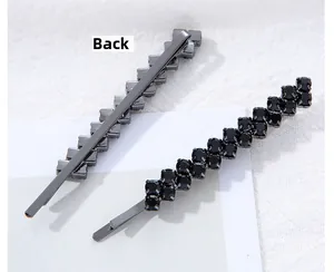 Détails avant et arrière de barrettes à strass noirs avec clip en métal