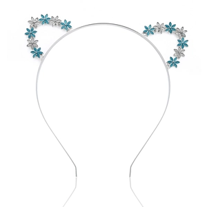 Dettaglio del cerchietto orecchie da gatto con fiori in smalto blu e strass scintillanti