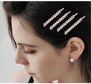 Gros plan de strass en cristal étincelants sur des barrettes élégantes portées par un modèle