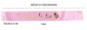 Detailansicht der rosa Mom to Be Satinschärpe mit Maßen von 160 cm Länge und 10 cm Breite