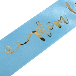 Nahaufnahme der himmelblauen Satinschärpe mit goldener Mom to be Aufschrift für Partys