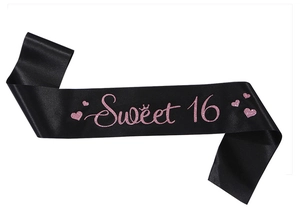 Détail de l'écharpe en satin noir Sweet 16 avec lettrage pailleté rose et cœurs