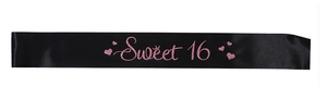 Détail de l'écharpe Sweet 16 en satin noir avec lettrage pailleté rose et cœurs