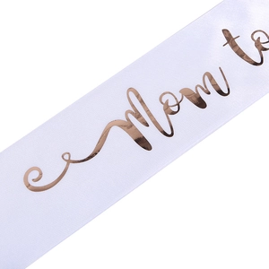 Detail der weißen Schärpe Mom to Be mit roségoldener Folienprägung für Babypartys