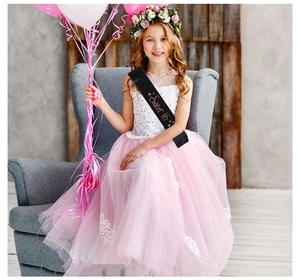 Gros plan de l'écharpe d'anniversaire Sweet 16 en satin noir avec lettrage rose