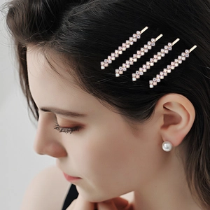 Lot de quatre barrettes à cheveux élégantes avec strass brillants portées pour un mariage