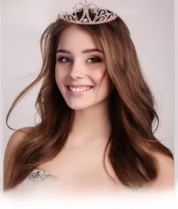 Gros plan du bandeau couronne en cristal rose avec motifs ondulés sur un mannequin