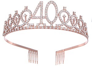 Détail d'un diadème pour 40e anniversaire en or rose avec strass et peignes métalliques