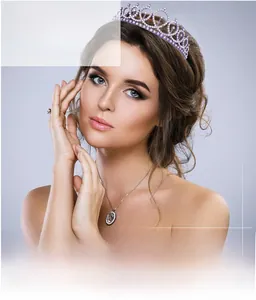 Vue détaillée d'un diadème en cristal violet avec collier assorti sur un mannequin
