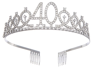 Détail du diadème argenté du 40e anniversaire avec strass et peignes latéraux en métal