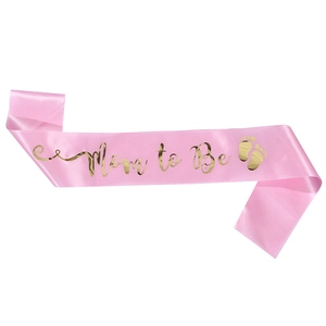 Rosa Satin-Schärpe Mom to Be mit Goldfolien-Schriftzug und Baby-Fußabdrücken für Partys