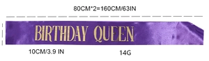 Détail de l'écharpe d'anniversaire violette en satin avec texte doré et dimensions 160x10cm