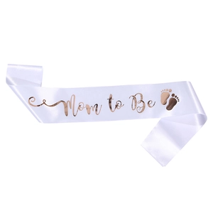 Weiße Satin Schärpe Mom to Be mit roségoldener Schrift und Babyfüßen für Babypartys