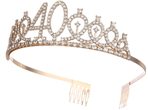 Détail du diadème de 40e anniversaire en strass avec peigne en métal doré brillant