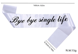 Vue détaillée de l'écharpe en satin blanc 160x9,5cm avec texte Bye Bye Single Life
