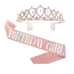 Gros plan sur le diadème en cristal or rose et l'écharpe pailletée Birthday Girl