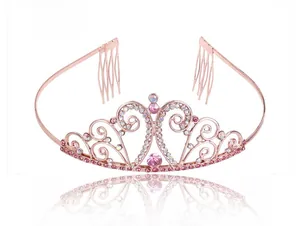 Détail du serre-tête couronne en or rose avec strass roses et peignes de fixation latéraux