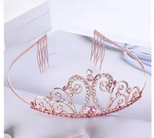 Détail d'un diadème en or rose avec cristaux roses et peignes à cheveux intégrés