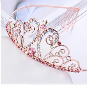 Vue macro d'un diadème en cristal or rose avec strass roses et motifs de volutes complexes