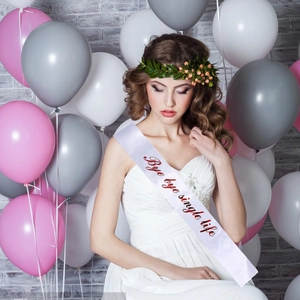Écharpe en satin blanc avec texte rouge Bye Bye Single Life pour enterrement de vie de jeune fille