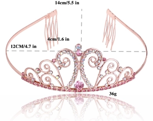 Couronne d'anniversaire or rose avec strass roses et dimensions sur fond blanc
