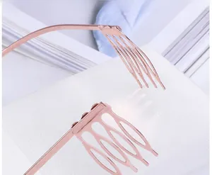 Détail d'un serre-tête plaqué or rose avec surface lisse et dents de peigne antidérapantes